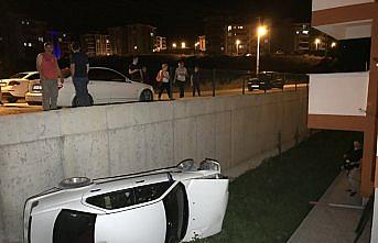 Karabük'te otomobil apartman bahçesine devrildi