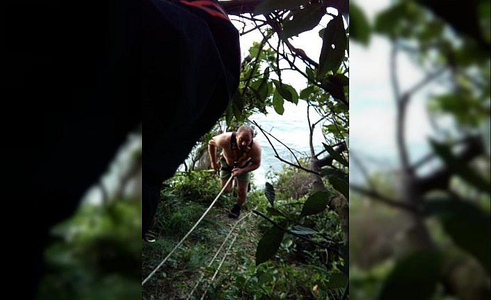 Kayalıkta mahsur kalan iki kişi kurtarıldı