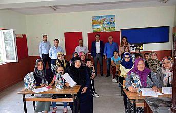 Okuma yazma öğrenen ev hanımlarına bitirme belgeleri verildi