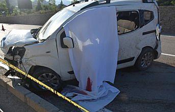 Otomobil istinat duvarına çarptı: 1 ölü, 1 yaralı