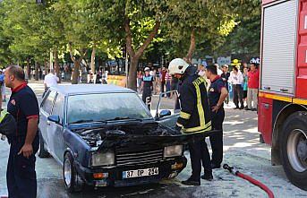 Seyir halindeki otomobil alev aldı