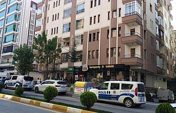 Tartıştığı eşini öldürüp polise teslim oldu