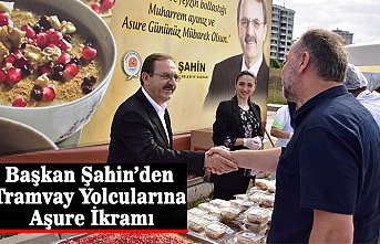 Başkan Şahin’den Tramvay Yolcularına Aşure İkramı