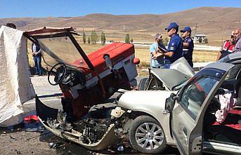 Bayburt'ta otomobil ile traktör çarpıştı: 2 yaralı