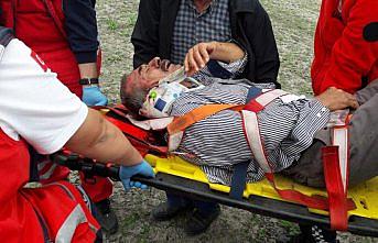 Kayalıklardan düşen çobanı AFAD kurtardı