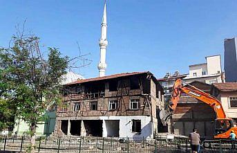 Niksar'da 20 yıldır yıkılamayan bina yıkıldı