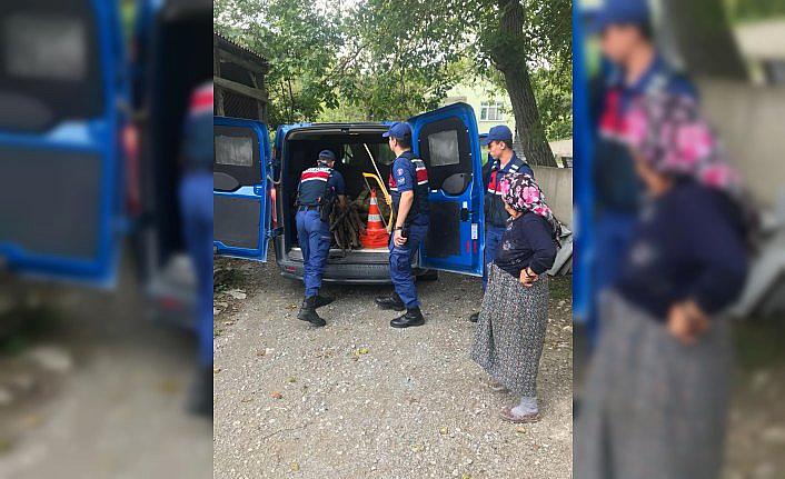 Odun taşıyan yaşlı kadına jandarmadan şefkat eli
