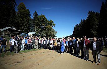 Protokol üyeleri ve vatandaşlar yürüyüş yaptı