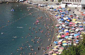 Sıcaktan bunalanlar plajlara akın etti