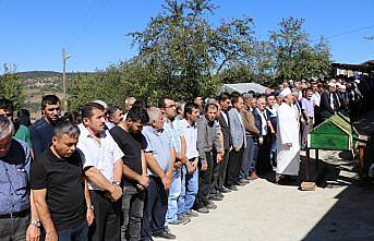 Trafik kazasında ölen öğretmen toprağa verildi