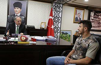 Vali Doğanay'dan başarılı güreşçiye ödül