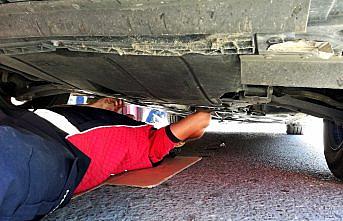 Yavru kedi sıkıştığı yerden kurtarıldı