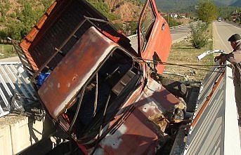 Aracını köprüden düşmesin diye halatla bağladı