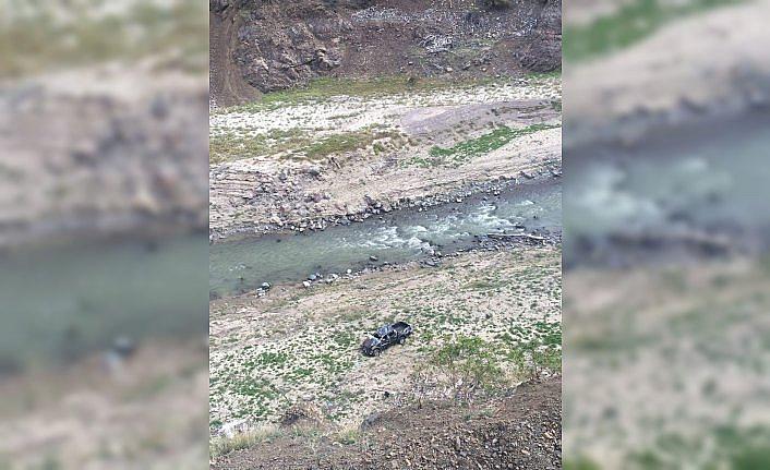 Artvin'de otomobil şarampole devrildi: 2 ölü, 1 yaralı