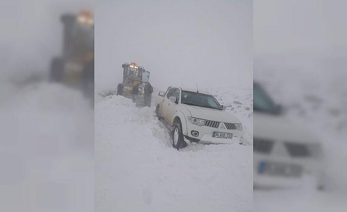 Bayburt'ta, karda mahsur kalan 2 kişi kurtarıldı