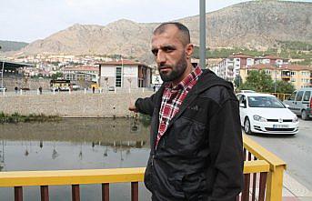 GÜNCELLEME - Nehre düşen araçtaki anne, baba ve bebeği kurtardı