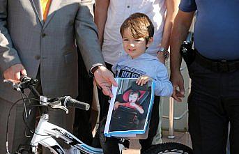 Hatalı sürücüleri uyaran çocuğa bisiklet hediye edildi