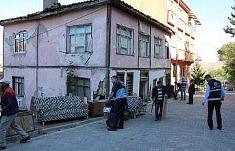 Havza'da tehlike oluşturan bina yakıldı