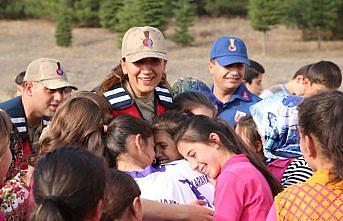 Jandarmadan öğrencilere bot ve ayakkabı yardımı