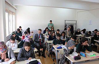 Kaymakam Pişkin öğrencilerle kitap okudu