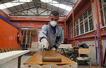 Lise öğrencileri üniversiteliler için üretiyor