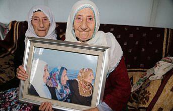 Ölümün ayırdığı nineler kardeşlerini unutamıyor