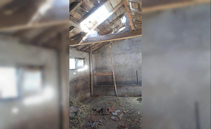 Onarmaya çalıştığı ahırın çatışından düştü