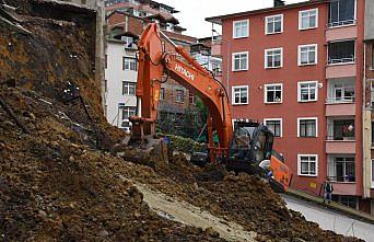 Ordu'daki sağanakta bir okulun bahçe duvarının yıkılması