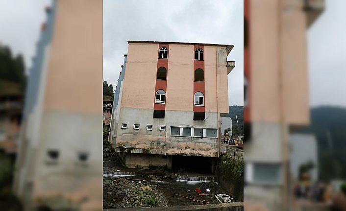 Rize'de altından dere geçen binanın yıkımına başlandı