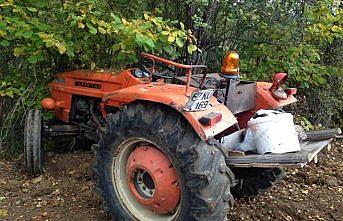 Traktör ağaca çarptı: 1 ölü, 1 yaralı