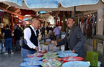 Yarım asırdır ekmeğini bardak satarak kazanıyor