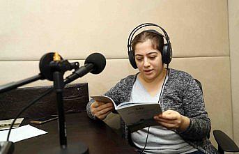 Anneler görme engelli çocukları için kitap seslendirdi
