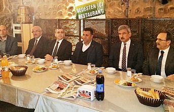 Başkan Şahin Vezirköprü'de esnaflarla buluştu