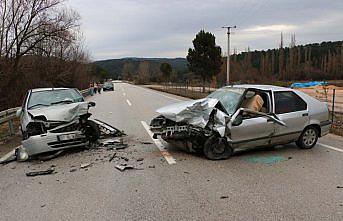 Bolu'da iki otomobil çarpıştı: 3 yaralı