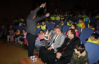 Çocuklar kukla gösterisinde eğlendi
