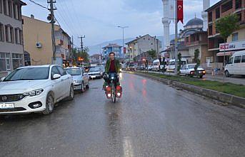 Hindistan'daki eşinin yanına bisikletle gidiyor