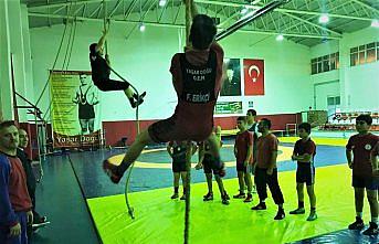 Kaymakam Koşal, güreşçileri ziyaret etti