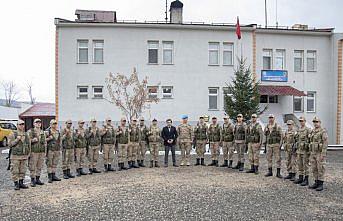 Kaymakam Tengir'den Mehmetçiğe moral ziyareti