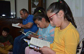 Kısa mesajla uyarılan aileler çocuklarıyla kitap okuyor