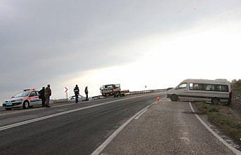 Öğrenci servisi istinat duvarına çarptı: 5 yaralı