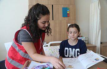 Türk Kızılayı Topluluğu üyelerinden hasta çocuklara moral ziyareti