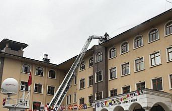 Ders sırasında okulun çatısı yandı