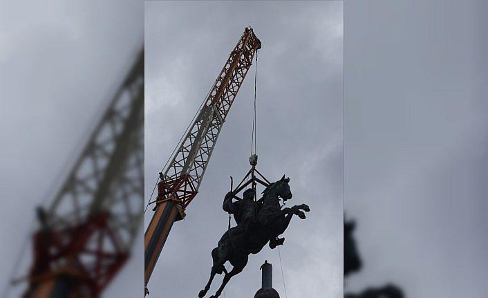 Dev Köroğlu heykeli kaidesine yerleştirildi