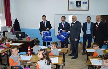 Gümüşhacıköy'de öğrencilere giyecek yardımı