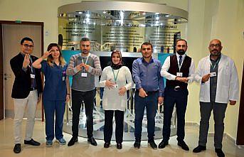 Hastane personeli engelliler için işaret diliyle klip çekti