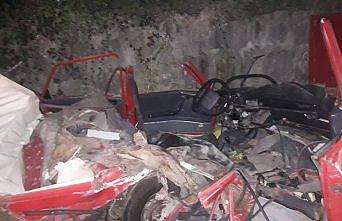 Hurdaya dönen otomobilden sağ çıktı