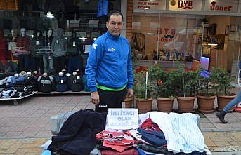 İhtiyaç fazlası kıyafetleri vatandaşlara dağıtıyor