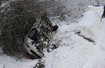 İtfaiye hizmet aracı şarampole devrildi