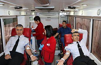 Jandarmadan Kızılay'a kan bağışı