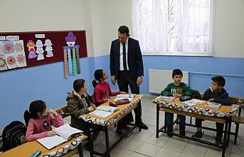 Kaymakam Ürkmezer'in köy okulu ziyaretleri